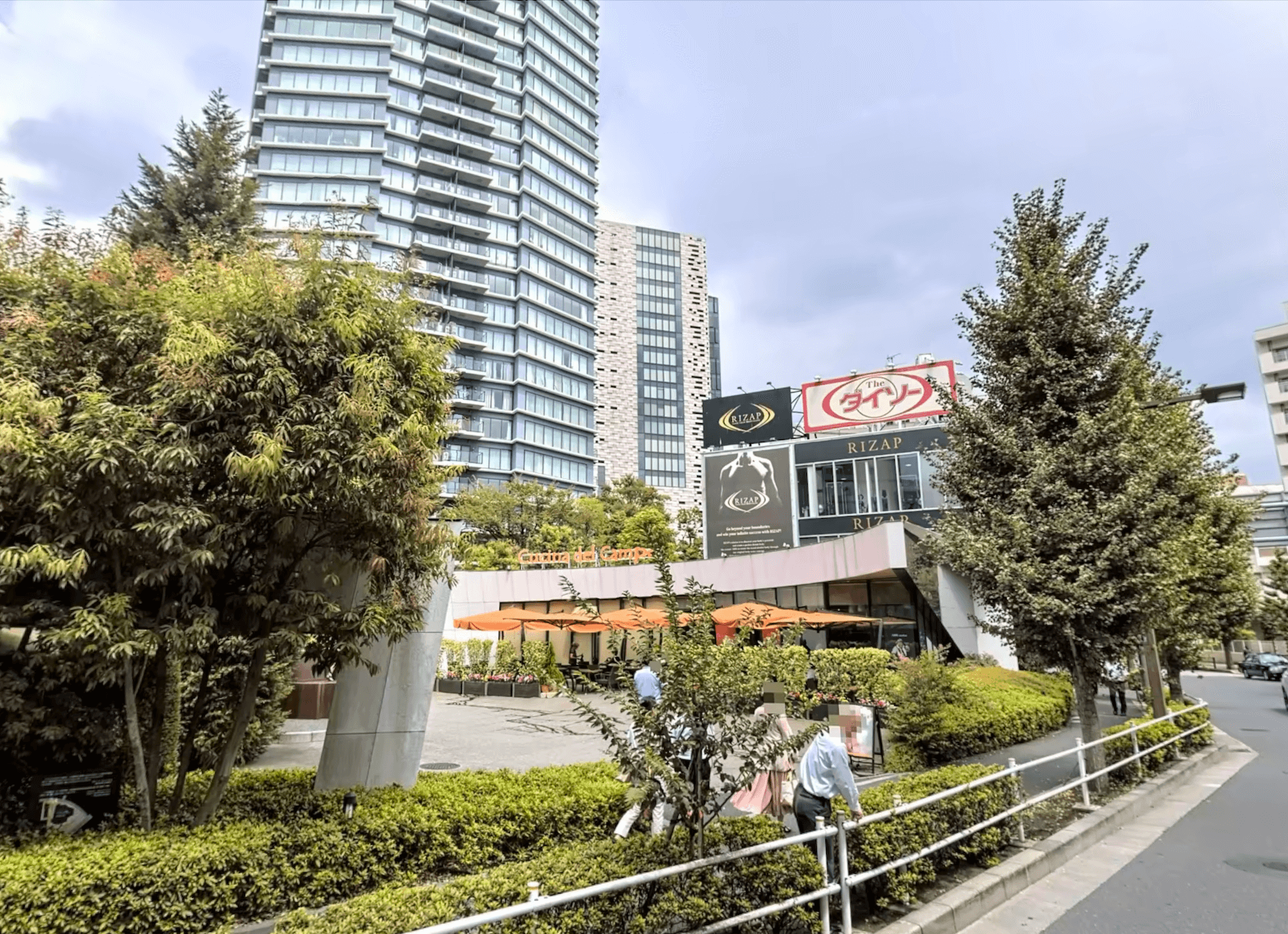 コンフォリア新宿タワーの入り口付近