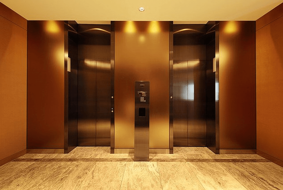 赤坂Kタワーのエレベーターホール