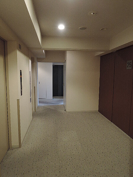 新宿アインスタワーの内廊下