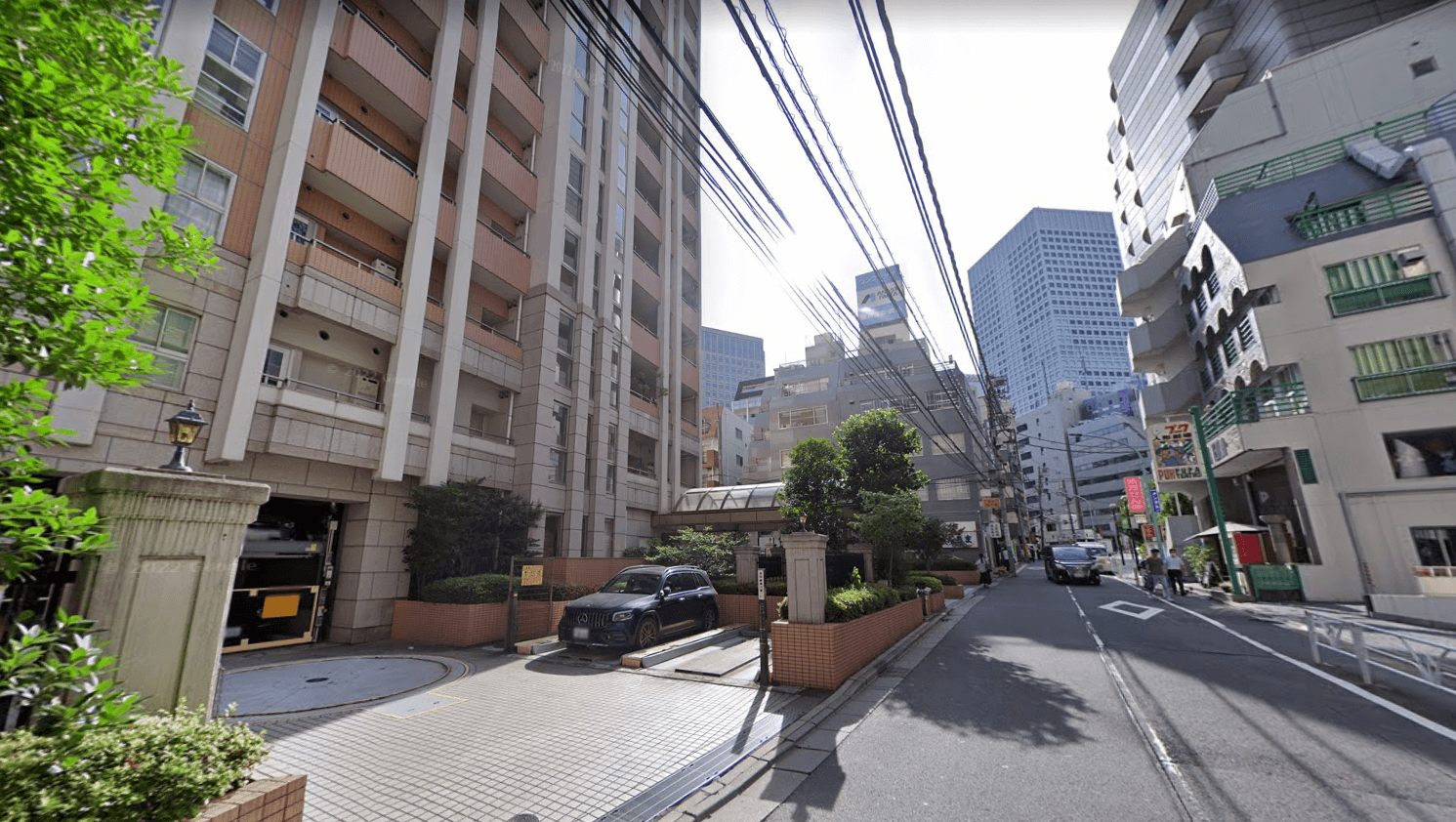 ファミール新宿タワーの入り口周辺