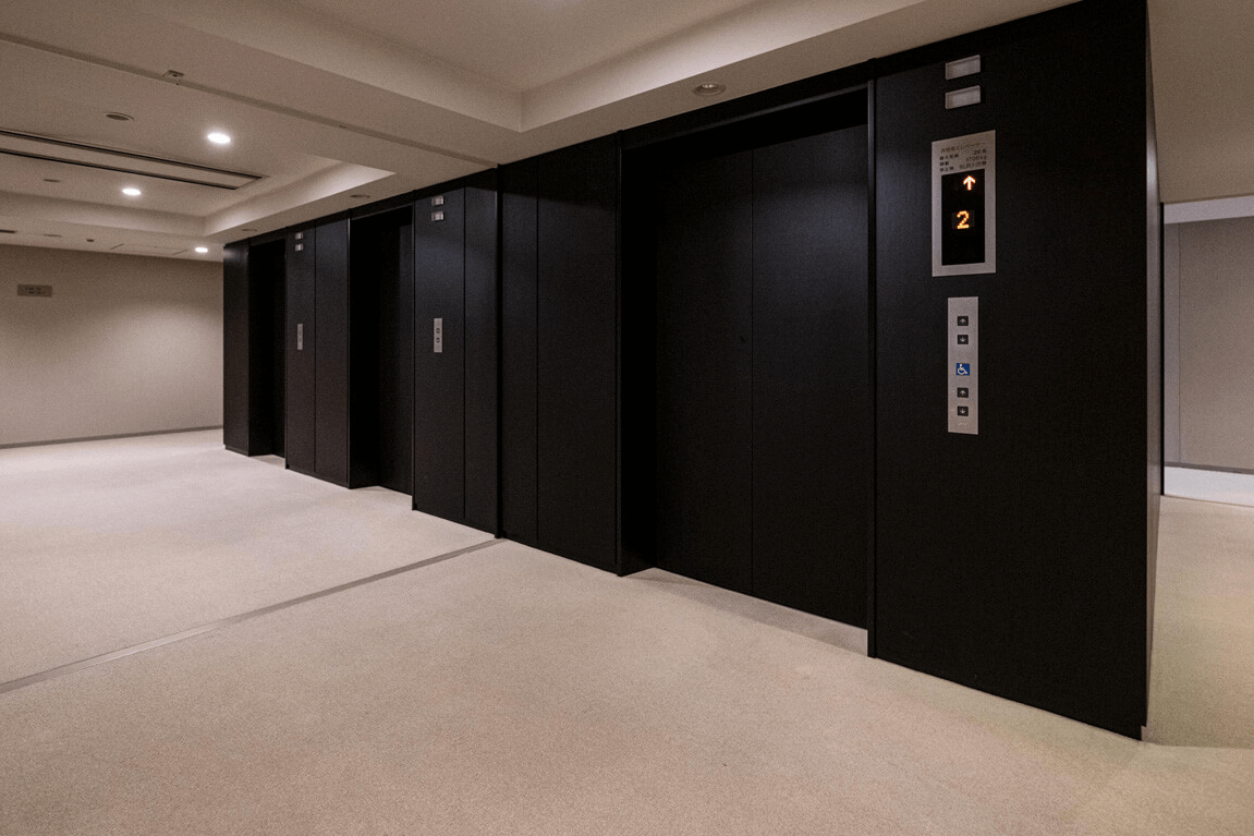 銀座タワーのエレベーターホール