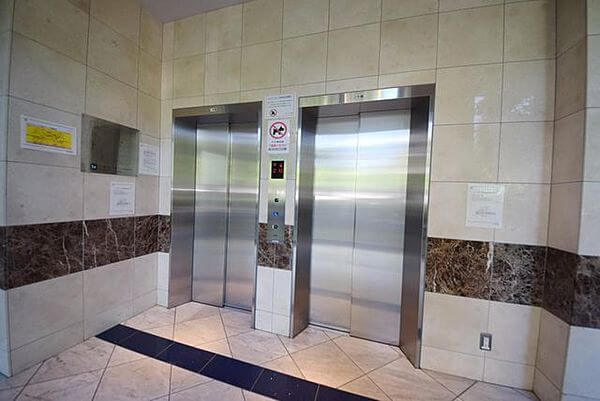 ロイヤルパークス豊洲のエレベーターホール