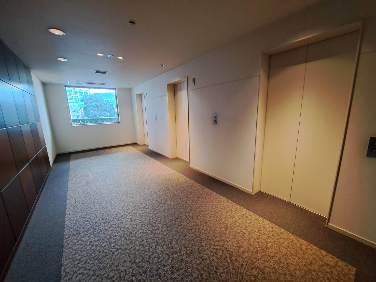 東京ツインパークスの内廊下