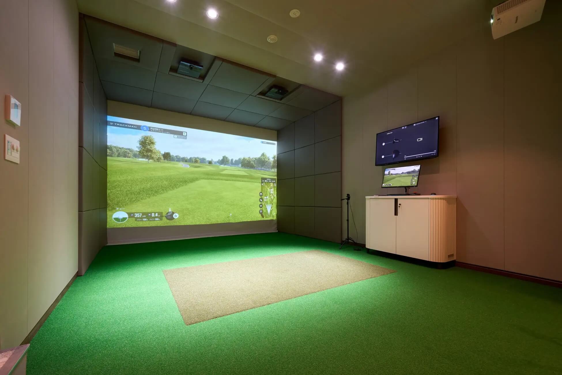 プレステージレジデンス白金台の共用施設であるゴルフシュミレーターの写真