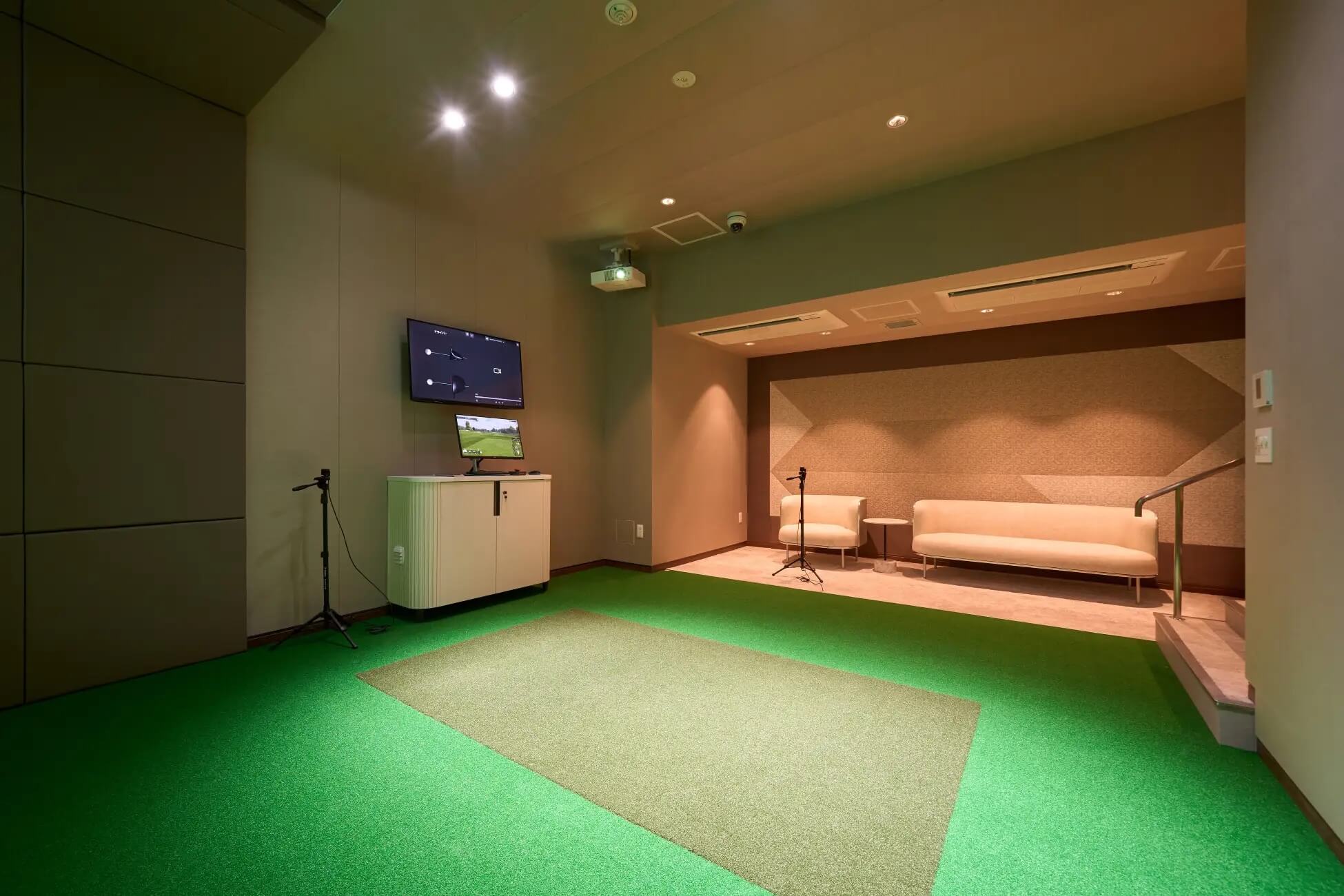 プレステージレジデンス白金台の共用施設であるゴルフシュミレーターの写真
